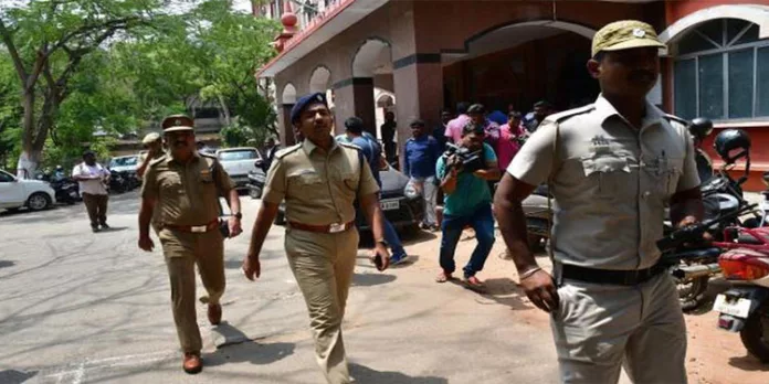 കോടതിവളപ്പില് ഭാര്യയുടെ നേര്ക്ക് ഭര്ത്താവിന്റെ ആസിഡ് ആക്രമണം കോടതിവളപ്പില് ഭാര്യയുടെ നേര്ക്ക് ഭര്ത്താവിന്റെ ആസിഡ് ആക്രമണം