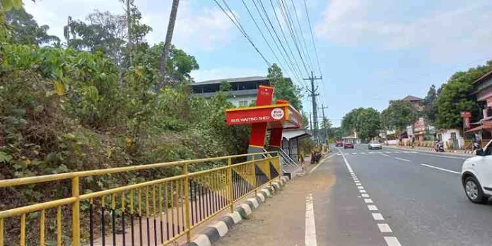 പുനലൂര് മൂവാറ്റുപുഴ സംസ്ഥാന പാതയില് ബസ് കാത്തിരിപ്പു കേന്ദ്രങ്ങളുടെ എണ്ണം വര്ദ്ധിപ്പിക്കുന്നത് ആര്ക്കുവേണ്ടിയെന്ന് നാട്ടുകാർ പുനലൂര് മൂവാറ്റുപുഴ സംസ്ഥാന പാതയില് ബസ് കാത്തിരിപ്പു കേന്ദ്രങ്ങളുടെ എണ്ണം വര്ദ്ധിപ്പിക്കുന്നത് ആര്ക്കുവേണ്ടിയെന്ന് നാട്ടുകാർ
