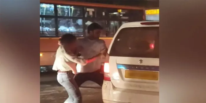 ആളുകള് നോക്കിനില്ക്കെ യുവതിയുടെ വസ്ത്രത്തില് പിടിച്ചുവലിച്ച് കാറില് കയറ്റി യുവാവ് ആളുകള് നോക്കിനില്ക്കെ യുവതിയുടെ വസ്ത്രത്തില് പിടിച്ചുവലിച്ച് കാറില് കയറ്റി യുവാവ്