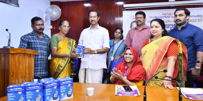വയോമധുരം പദ്ധതി : സൗജന്യ ഗ്ലൂക്കോമീറ്റര് വിതരണം നടത്തി വയോമധുരം പദ്ധതി : സൗജന്യ ഗ്ലൂക്കോമീറ്റര് വിതരണം നടത്തി
