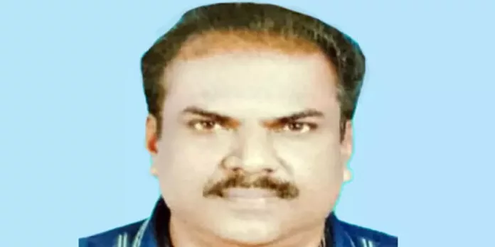 വടകരയില് ഡ്രൈവിങ് ലൈസന്സ് ടെസ്റ്റിനിടെ 52 കാരന് കുഴഞ്ഞുവീണ് മരിച്ചു വടകരയില് ഡ്രൈവിങ് ലൈസന്സ് ടെസ്റ്റിനിടെ 52 കാരന് കുഴഞ്ഞുവീണ് മരിച്ചു