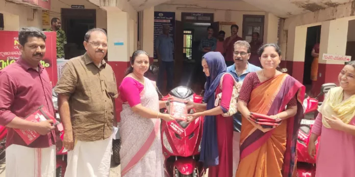 ട്രൈ സ്കൂട്ടര് വിതരണം ചെയ്തു ട്രൈ സ്കൂട്ടര് വിതരണം ചെയ്തു