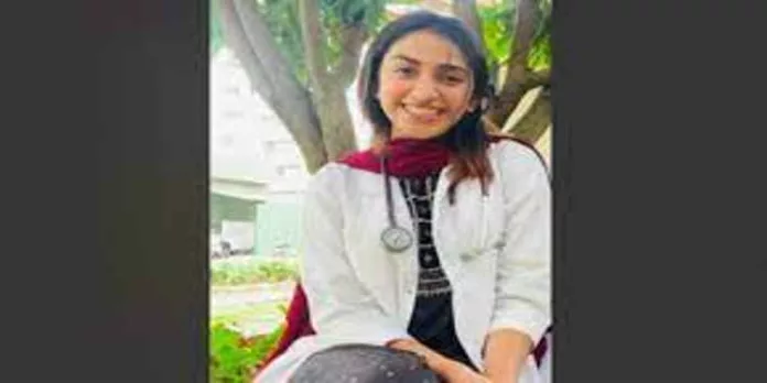 കോഴിക്കോട് യുവ ഡോക്ടര് ഫ്ളാറ്റില് നിന്ന് വീണ് മരിച്ചതില് ദുരൂഹതയില്ലെന്ന് പോലീസ് കോഴിക്കോട് യുവ ഡോക്ടര് ഫ്ളാറ്റില് നിന്ന് വീണ് മരിച്ചതില് ദുരൂഹതയില്ലെന്ന് പോലീസ്