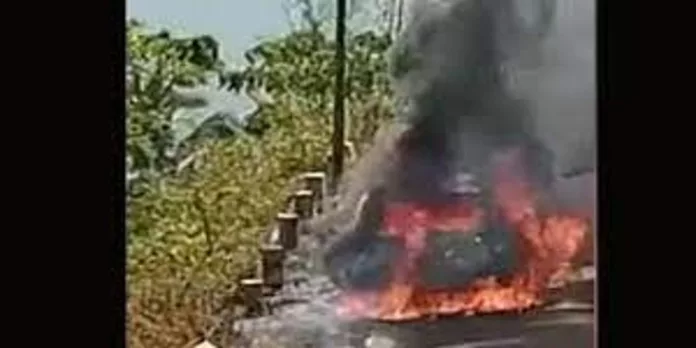 കാസർകോട് ഓടിക്കൊണ്ടിരുന്ന കാറിന് തീപിടിച്ചു; ആളപായമില്ല കാസർകോട് ഓടിക്കൊണ്ടിരുന്ന കാറിന് തീപിടിച്ചു; ആളപായമില്ല