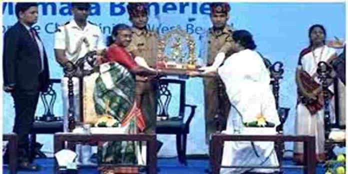 ‘ഭരണഘടനയെ സംരക്ഷിക്കൂ, ദുരന്തത്തിൽ നിന്ന് രക്ഷിക്കൂ’; രാഷ്ട്രപതിയോട് മമതാ ബാനർജി ‘ഭരണഘടനയെ സംരക്ഷിക്കൂ, ദുരന്തത്തിൽ നിന്ന് രക്ഷിക്കൂ’; രാഷ്ട്രപതിയോട് മമതാ ബാനർജി