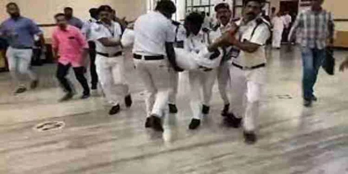നിയമസഭയിൽ കയ്യാങ്കളി, സ്പീക്കറുടെ ഓഫീസിന് മുന്നിൽ പ്രതിഷേധം: എംഎൽഎ കുഴഞ്ഞു വീണു നിയമസഭയിൽ കയ്യാങ്കളി, സ്പീക്കറുടെ ഓഫീസിന് മുന്നിൽ പ്രതിഷേധം: എംഎൽഎ കുഴഞ്ഞു വീണു