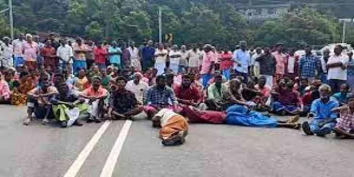 അരിക്കൊമ്പന് ഹർത്താൽ നിയമവിരുദ്ധം ; നോട്ടീസയച്ച് പോലീസ് ; ദേശീയപാതയിൽ ഗതാഗതം തടസപ്പെട്ടു അരിക്കൊമ്പന് ഹർത്താൽ നിയമവിരുദ്ധം ; നോട്ടീസയച്ച് പോലീസ് ; ദേശീയപാതയിൽ ഗതാഗതം തടസപ്പെട്ടു