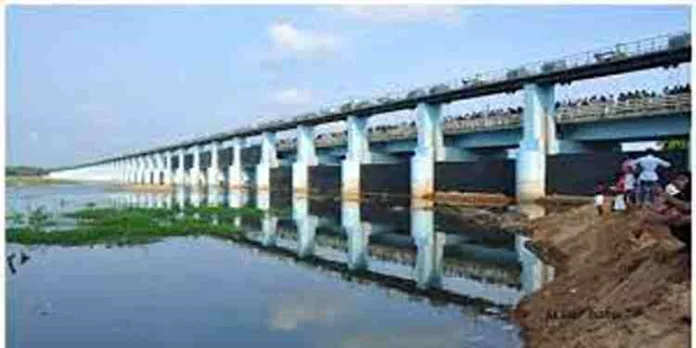 ചമ്രവട്ടം റഗുലേറ്റർ കം ബ്രിഡ്ജിന്റെ ചോർച്ച ; പരിഹാരം എത്രയും വേഗം വേണമെന്ന ആവശ്യം ശക്തമാകുന്നു ചമ്രവട്ടം റഗുലേറ്റർ കം ബ്രിഡ്ജിന്റെ ചോർച്ച ; പരിഹാരം എത്രയും വേഗം വേണമെന്ന ആവശ്യം ശക്തമാകുന്നു