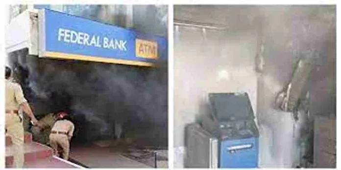 എ.ടി.എം കൗണ്ടറിനു തീപിടിച്ചു ; ഒഴിവായത് വൻദുരന്തം എ.ടി.എം കൗണ്ടറിനു തീപിടിച്ചു ; ഒഴിവായത് വൻദുരന്തം