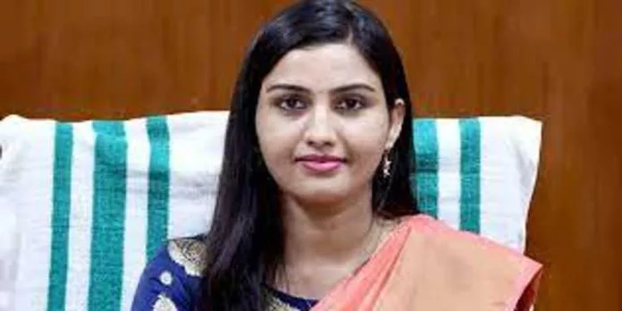 ഡോ. രേണു രാജ് വയനാട് ജില്ലാ കളക്ടറായി ചുമതലയേറ്റു ഡോ. രേണു രാജ് വയനാട് ജില്ലാ കളക്ടറായി ചുമതലയേറ്റു