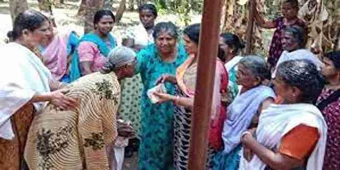 4 ആണ്മക്കളുണ്ടായിട്ടും ഭിക്ഷയെടുത്ത് ജീവിക്കേണ്ട ഗതികേട് ; 80കാരിക്ക് സഹായവുമായി തൊഴിലുറപ്പ് തൊഴിലാളികൾ 4 ആണ്മക്കളുണ്ടായിട്ടും ഭിക്ഷയെടുത്ത് ജീവിക്കേണ്ട ഗതികേട് ; 80കാരിക്ക് സഹായവുമായി തൊഴിലുറപ്പ് തൊഴിലാളികൾ