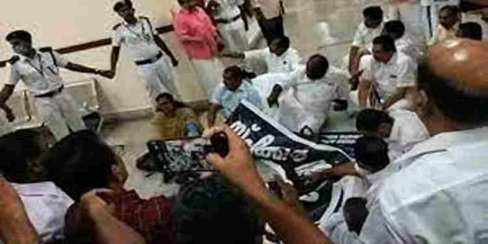സ്പീക്കറുടെ ഓഫീസിന് മുന്നിൽ പ്രതിപക്ഷ പ്രതിഷേധം സ്പീക്കറുടെ ഓഫീസിന് മുന്നിൽ പ്രതിപക്ഷ പ്രതിഷേധം