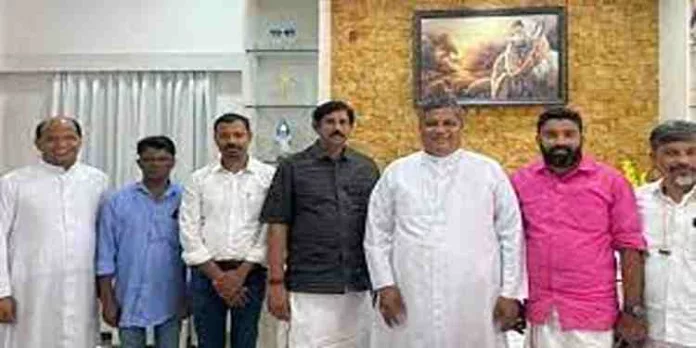 തലശ്ശേരി ആര്ച്ച് ബിഷപ്പുമായി കൂടിക്കാഴ്ച നടത്തി ബിജെപി കണ്ണൂര് ജില്ലാ നേതൃത്വം തലശ്ശേരി ആര്ച്ച് ബിഷപ്പുമായി കൂടിക്കാഴ്ച നടത്തി ബിജെപി കണ്ണൂര് ജില്ലാ നേതൃത്വം