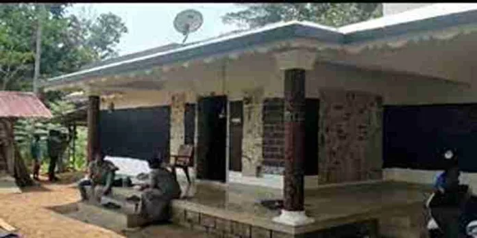 വെട്ടൂരിൽ രണ്ട് വീടുകളിൽ മോഷണം, ഉടമ കിടന്നിരുന്ന മുറിയില് നിന്ന് പണവും സ്വർണവും കാണാതായി വെട്ടൂരിൽ രണ്ട് വീടുകളിൽ മോഷണം, ഉടമ കിടന്നിരുന്ന മുറിയില് നിന്ന് പണവും സ്വർണവും കാണാതായി