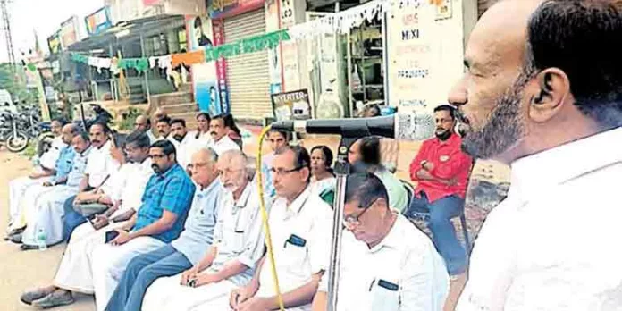 കോൺഗ്രസ് ഏനാദിമംഗലം മണ്ഡലം കമ്മിറ്റിയുടെയും പ്രവാസി കോൺഗ്രസിന്റെയും നേതൃത്വത്തിൽ സായാഹ്ന ധർണ നടത്തി കോൺഗ്രസ് ഏനാദിമംഗലം മണ്ഡലം കമ്മിറ്റിയുടെയും പ്രവാസി കോൺഗ്രസിന്റെയും നേതൃത്വത്തിൽ സായാഹ്ന ധർണ നടത്തി