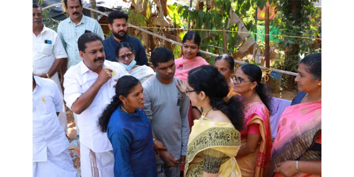 വിനീതയുടെ കുടില് ജില്ലാ കളക്ടര് സന്ദര്ശിച്ചു വിനീതയുടെ കുടില് ജില്ലാ കളക്ടര് സന്ദര്ശിച്ചു