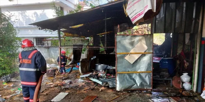 കുടുംബശ്രീ ജനകീയ ഹോട്ടലില് ഗ്യാസ് സിലിണ്ടര് പൊട്ടിത്തെറിച്ചു കുടുംബശ്രീ ജനകീയ ഹോട്ടലില് ഗ്യാസ് സിലിണ്ടര് പൊട്ടിത്തെറിച്ചു