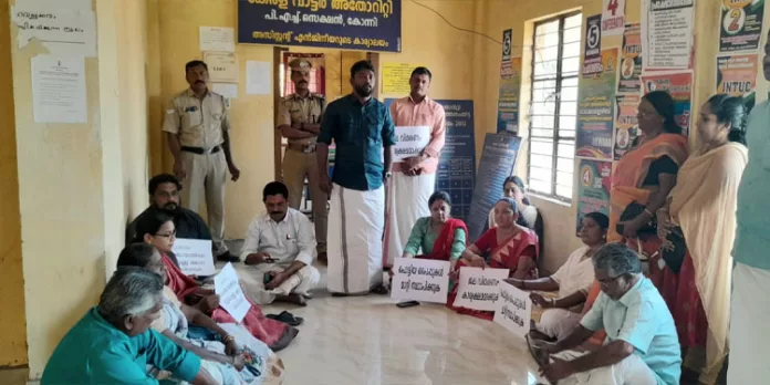 കുടിവെള്ളം കിട്ടാത്തതിൽ കോന്നി വാട്ടർ അതോറിറ്റിയിൽ പ്രതിഷേധം കുടിവെള്ളം കിട്ടാത്തതിൽ കോന്നി വാട്ടർ അതോറിറ്റിയിൽ പ്രതിഷേധം