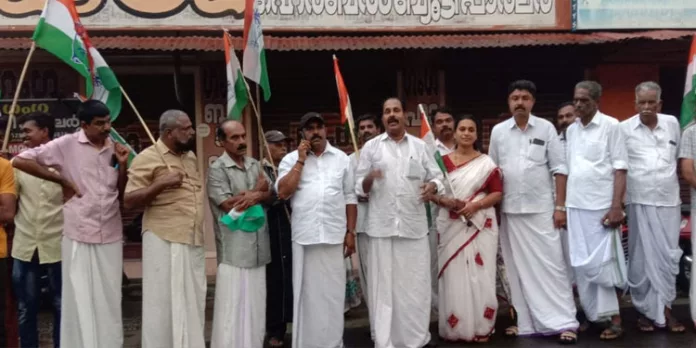രാഹുൽ ഗാന്ധിക്കെതിരായ നടപടി മലയാലപ്പുഴയിൽ കോൺഗ്രസ് പ്രതിഷേധം രാഹുൽ ഗാന്ധിക്കെതിരായ നടപടി മലയാലപ്പുഴയിൽ കോൺഗ്രസ് പ്രതിഷേധം