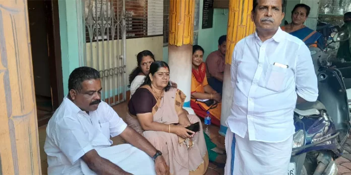 കോന്നി ഗ്രാമപഞ്ചായത്ത് ഓഫീസിന് മുന്നിൽ പ്രതിപക്ഷ അംഗങ്ങൾ പ്രതിഷേധിച്ചു കോന്നി ഗ്രാമപഞ്ചായത്ത് ഓഫീസിന് മുന്നിൽ പ്രതിപക്ഷ അംഗങ്ങൾ പ്രതിഷേധിച്ചു