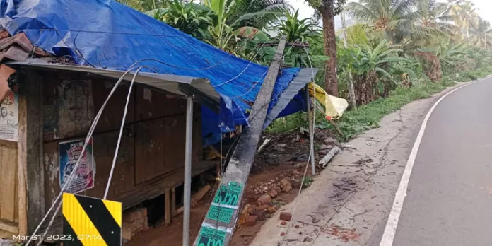 കോന്നിയിൽ ശക്തമായ കാറ്റിലും മഴയിലും കെ എസ് ഇബിക്ക് വൻ നഷ്ടം കോന്നിയിൽ ശക്തമായ കാറ്റിലും മഴയിലും കെ എസ് ഇബിക്ക് വൻ നഷ്ടം