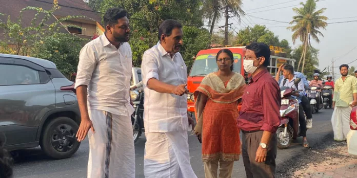 റോഡ് വെട്ടിപ്പൊളിച്ച് പൈപ്പുകൾ സ്ഥാപിക്കാൻ ഉദ്ദേശിക്കുന്ന സ്ഥലം ആന്റോ ആന്റണി എംപി സന്ദർശിച്ചു റോഡ് വെട്ടിപ്പൊളിച്ച് പൈപ്പുകൾ സ്ഥാപിക്കാൻ ഉദ്ദേശിക്കുന്ന സ്ഥലം ആന്റോ ആന്റണി എംപി സന്ദർശിച്ചു