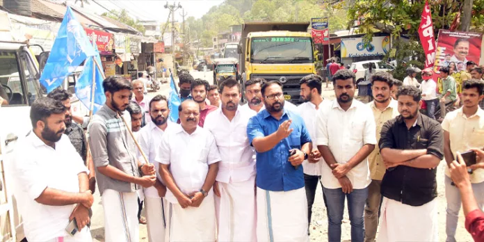 കുമ്പഴ പത്തനംതിട്ട റോഡ് കെഎസ്യു ഉപരോധിച്ചു കുമ്പഴ പത്തനംതിട്ട റോഡ് കെഎസ്യു ഉപരോധിച്ചു