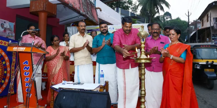 തണ്ണിത്തോട് സർവീസ് സഹകരണ ബാങ്ക് എ റ്റി എം കാർഡ് വിതരണം ഉദ്ഘാടനം ചെയ്തു തണ്ണിത്തോട് സർവീസ് സഹകരണ ബാങ്ക് എ റ്റി എം കാർഡ് വിതരണം ഉദ്ഘാടനം ചെയ്തു