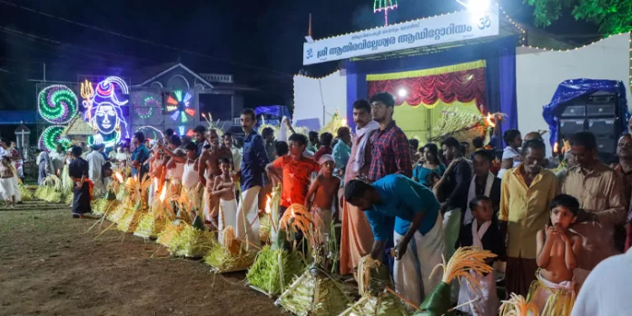 ആയിരവില്ലൻ ക്ഷേത്രത്തിലെ ഉത്രം ഉത്സവം ; സഹസ്രദീപ പ്രഭയിൽ പൈതൃകഗ്രാമം തിളങ്ങി ആയിരവില്ലൻ ക്ഷേത്രത്തിലെ ഉത്രം ഉത്സവം ; സഹസ്രദീപ പ്രഭയിൽ പൈതൃകഗ്രാമം തിളങ്ങി