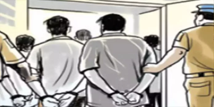 തിരുവനന്തപുരത്ത് മാരകായുധങ്ങളുമായി ഗുണ്ടാ സംഘം പിടിയില് തിരുവനന്തപുരത്ത് മാരകായുധങ്ങളുമായി ഗുണ്ടാ സംഘം പിടിയില്