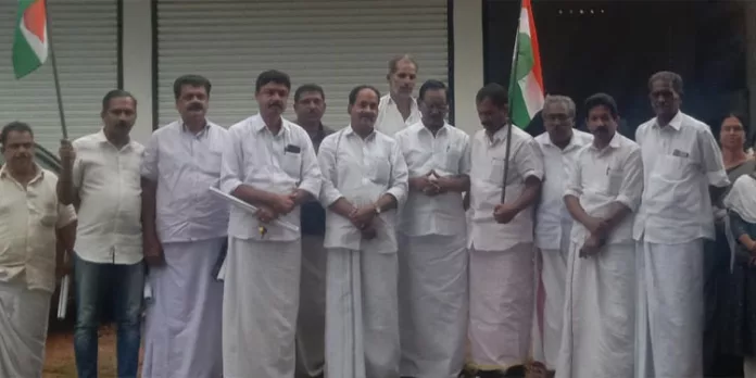 രാഹുൽ ഗാന്ധിക്കെതിരായ നടപടി ; കോൺഗ്രസ് പ്രതിഷേധ പ്രകടവും യോഗവും നടത്തി രാഹുൽ ഗാന്ധിക്കെതിരായ നടപടി ; കോൺഗ്രസ് പ്രതിഷേധ പ്രകടവും യോഗവും നടത്തി