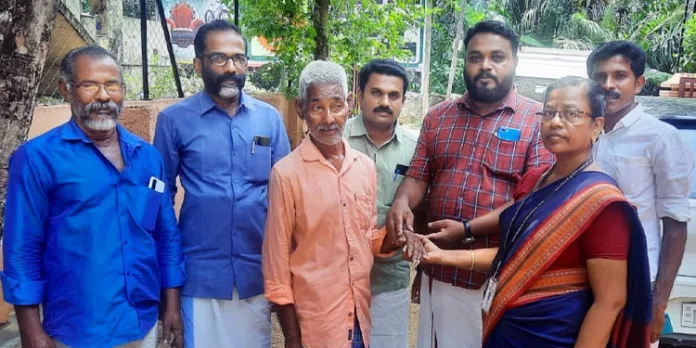 മാനസികാസ്വാസ്ഥ്യമുള്ള വയോധികനെ ഗാന്ധിഭവന് ദേവലോകം ഏറ്റെടുത്തു മാനസികാസ്വാസ്ഥ്യമുള്ള വയോധികനെ ഗാന്ധിഭവന് ദേവലോകം ഏറ്റെടുത്തു
