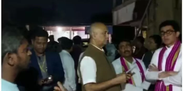 ത്രിപുരയിൽ എളമരം കരീം എംപി ഉൾപ്പെടെ പ്രതിപക്ഷ എംഎൽഎമാരുടെ വാഹനത്തിനു നേരെ ആക്രമണം ത്രിപുരയിൽ എളമരം കരീം എംപി ഉൾപ്പെടെ പ്രതിപക്ഷ എംഎൽഎമാരുടെ വാഹനത്തിനു നേരെ ആക്രമണം