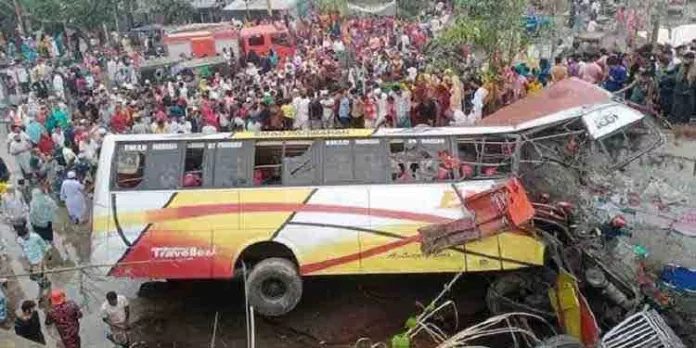 ബംഗ്ലാദേശില് ബസപകടത്തില് 16 പേര്ക്ക് ദാരുണാനന്ത്യം ബംഗ്ലാദേശില് ബസപകടത്തില് 16 പേര്ക്ക് ദാരുണാനന്ത്യം