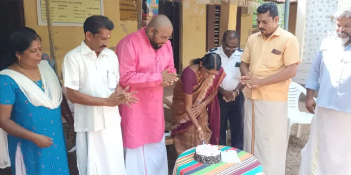 ജന്മദിനാഘോഷം ഒഴിവാക്കികൊണ്ട് അംഗനവാടിക്ക് കുടിവെള്ള സംഭരണി സമ്മാനിച്ചു ജന്മദിനാഘോഷം ഒഴിവാക്കികൊണ്ട് അംഗനവാടിക്ക് കുടിവെള്ള സംഭരണി സമ്മാനിച്ചു
