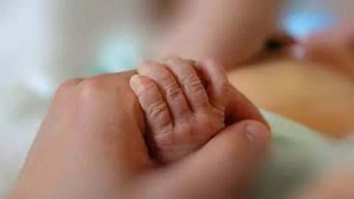 കുമളിയില് പതിനാറുകാരി പ്രസവിച്ചു ; സഹപാഠിക്കായി തിരച്ചില് കുമളിയില് പതിനാറുകാരി പ്രസവിച്ചു ; സഹപാഠിക്കായി തിരച്ചില്
