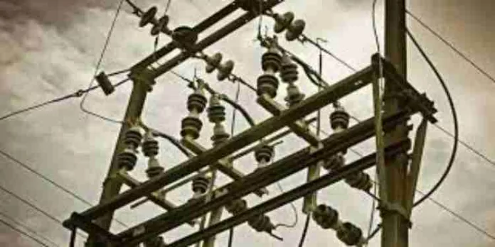 ചങ്ങനാശേരിയിൽ ജോലിയ്ക്കിടെ വൈദ്യുതാഘാതമേറ്റ് വൈദ്യുതി പോസ്റ്റില് കുടുങ്ങി കെഎസ്ഇബി ജീവനക്കാരൻ ; അഗ്നിരക്ഷാ സേന രക്ഷപ്പെടുത്തി ചങ്ങനാശേരിയിൽ ജോലിയ്ക്കിടെ വൈദ്യുതാഘാതമേറ്റ് വൈദ്യുതി പോസ്റ്റില് കുടുങ്ങി കെഎസ്ഇബി ജീവനക്കാരൻ ; അഗ്നിരക്ഷാ സേന രക്ഷപ്പെടുത്തി