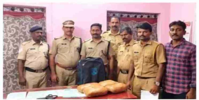 ധൻബാദ് എക്സ്പ്രസിൽ നിന്നു നാല് ലക്ഷം രൂപയുടെ 4 കിലോഗ്രാം കഞ്ചാവ് പിടിച്ചെടുത്തു ; പ്രതികള്ക്കായി അന്വേഷണം തുടരുന്നു ധൻബാദ് എക്സ്പ്രസിൽ നിന്നു നാല് ലക്ഷം രൂപയുടെ 4 കിലോഗ്രാം കഞ്ചാവ് പിടിച്ചെടുത്തു ; പ്രതികള്ക്കായി അന്വേഷണം തുടരുന്നു