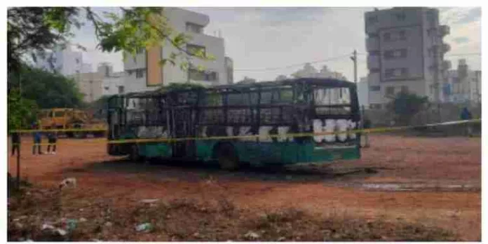ബെംഗളൂരുവിൽ നിർത്തിയിട്ടിരുന്ന സിറ്റി ബസിന് തീ പിടിച്ച് കണ്ടക്ടർക്ക് ദാരുണാന്ത്യം ബെംഗളൂരുവിൽ നിർത്തിയിട്ടിരുന്ന സിറ്റി ബസിന് തീ പിടിച്ച് കണ്ടക്ടർക്ക് ദാരുണാന്ത്യം