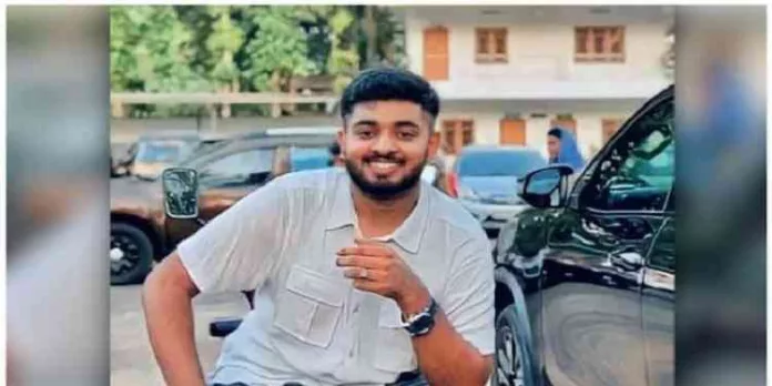 തടി ലോറിയ്ക്ക് പിന്നിൽ ബൈക്കിടിച്ച് യുവാവിന് ദാരൂണാന്ത്യം തടി ലോറിയ്ക്ക് പിന്നിൽ ബൈക്കിടിച്ച് യുവാവിന് ദാരൂണാന്ത്യം
