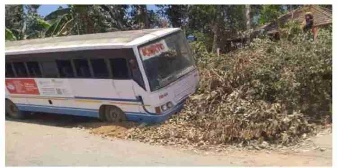 മാനന്തവാടിയിൽ ഓടിക്കൊണ്ടിരിക്കെ കെഎസ്ആർടിസി ബസിന്റെ ബ്രേക്ക് പോയി ; മനോധൈര്യം കൈവിടാതെ റോഡരികിലേക്ക് ഇടിച്ചുനിര്ത്തി ഡ്രൈവര് മാനന്തവാടിയിൽ ഓടിക്കൊണ്ടിരിക്കെ കെഎസ്ആർടിസി ബസിന്റെ ബ്രേക്ക് പോയി ; മനോധൈര്യം കൈവിടാതെ റോഡരികിലേക്ക് ഇടിച്ചുനിര്ത്തി ഡ്രൈവര്