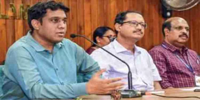 ബ്രഹ്മപുരത്ത് വീണ്ടും തീപിടിക്കാൻ കാരണം മീഥെയ്ന്റെ സാന്നിധ്യവും ചൂട് കൂടിയതുമാണെന്ന് കലക്ടർ ബ്രഹ്മപുരത്ത് വീണ്ടും തീപിടിക്കാൻ കാരണം മീഥെയ്ന്റെ സാന്നിധ്യവും ചൂട് കൂടിയതുമാണെന്ന് കലക്ടർ