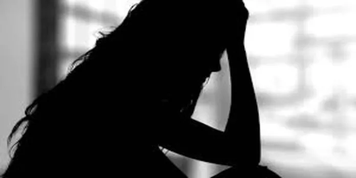 ഇടുക്കിയിൽ വിദ്യാർത്ഥികൾ നോക്കിനിൽക്കെ അദ്ധ്യാപകൻ സഹ അദ്ധ്യാപികയുടെ വസ്ത്രം വലിച്ചു കീറി ; ജാതിപ്പേര് വിളിച്ച് അധിക്ഷേപം ഇടുക്കിയിൽ വിദ്യാർത്ഥികൾ നോക്കിനിൽക്കെ അദ്ധ്യാപകൻ സഹ അദ്ധ്യാപികയുടെ വസ്ത്രം വലിച്ചു കീറി ; ജാതിപ്പേര് വിളിച്ച് അധിക്ഷേപം