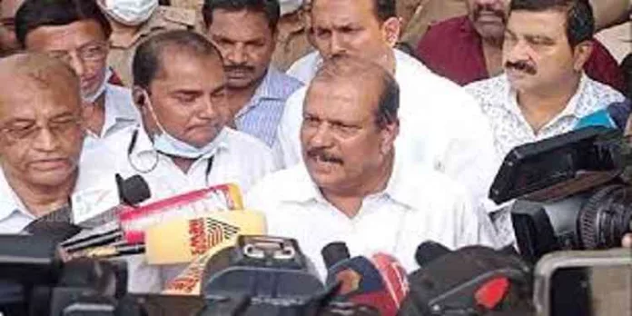 പിസി ജോർജ് ഇഡി ഓഫീസിൽ ; സ്വർണക്കടത്ത്-ലൈഫ് മിഷൻ കേസുകളിലെ തെളിവുകള് കൈമാറാൻ എത്തിയതെന്ന് പ്രതികരണം പിസി ജോർജ് ഇഡി ഓഫീസിൽ ; സ്വർണക്കടത്ത്-ലൈഫ് മിഷൻ കേസുകളിലെ തെളിവുകള് കൈമാറാൻ എത്തിയതെന്ന് പ്രതികരണം