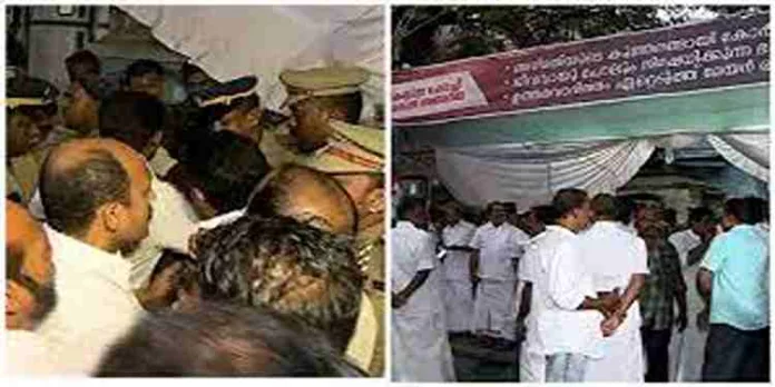 ബ്രഹ്മപുരം ; കോൺഗ്രസിന്റെ കോർപറേഷൻ ഉപരോധത്തിനിടെ പൊലീസുമായി വാക്കേറ്റം ബ്രഹ്മപുരം ; കോൺഗ്രസിന്റെ കോർപറേഷൻ ഉപരോധത്തിനിടെ പൊലീസുമായി വാക്കേറ്റം