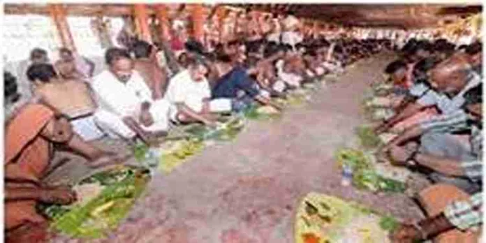 അമ്പലപ്പുഴ ശ്രീകൃഷ്ണ സ്വാമി ക്ഷേത്രത്തില് നാടകശാല സദ്യ നടന്നു അമ്പലപ്പുഴ ശ്രീകൃഷ്ണ സ്വാമി ക്ഷേത്രത്തില് നാടകശാല സദ്യ നടന്നു