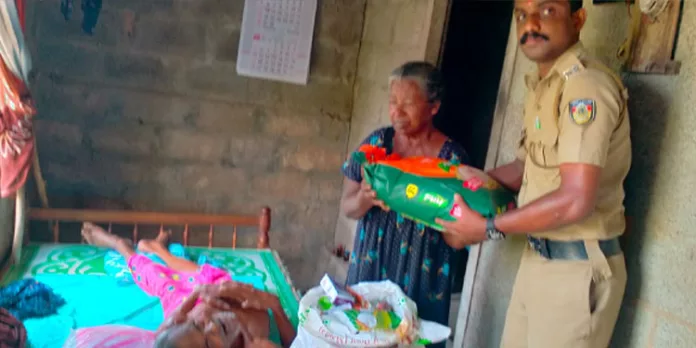 ഭക്ഷ്യവസ്തുക്കളും മരുന്നുകളും എത്തിച്ച് റാന്നി ജനമൈത്രിപോലീസ് ഭക്ഷ്യവസ്തുക്കളും മരുന്നുകളും എത്തിച്ച് റാന്നി ജനമൈത്രിപോലീസ്