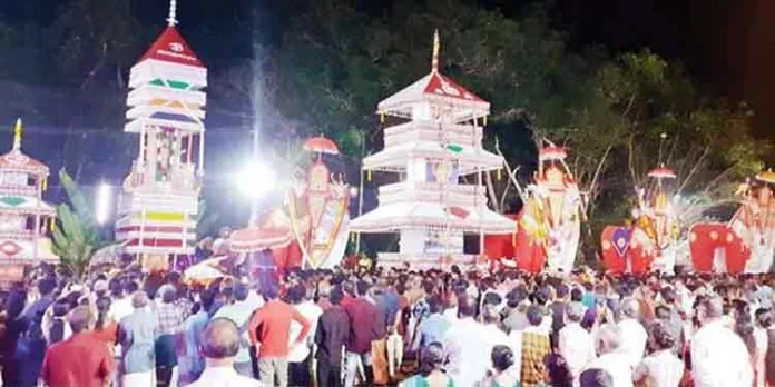 കണ്ണിന് വിരുന്നായി കാരിമുക്കം ദേവീക്ഷേത്രത്തിലെ കെട്ടുകാഴ്ച കണ്ണിന് വിരുന്നായി കാരിമുക്കം ദേവീക്ഷേത്രത്തിലെ കെട്ടുകാഴ്ച