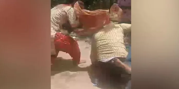 അധ്യാപകനെ ഓടിച്ചിട്ട് തല്ലി രണ്ടാം ക്ലാസുകാരിയുടെ മാതാപിതാക്കള് അധ്യാപകനെ ഓടിച്ചിട്ട് തല്ലി രണ്ടാം ക്ലാസുകാരിയുടെ മാതാപിതാക്കള്