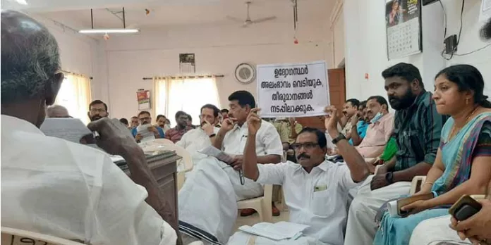 കോന്നി താലൂക്ക് വികസന യോഗത്തിൽ നടുത്തളത്തിൽ കുത്തിയിരുന്നു പ്രതിഷേധിച്ച് കേരള കോൺഗ്രസ് ജില്ലാ ജനറൽ സെക്രട്ടറി കോന്നി താലൂക്ക് വികസന യോഗത്തിൽ നടുത്തളത്തിൽ കുത്തിയിരുന്നു പ്രതിഷേധിച്ച് കേരള കോൺഗ്രസ് ജില്ലാ ജനറൽ സെക്രട്ടറി